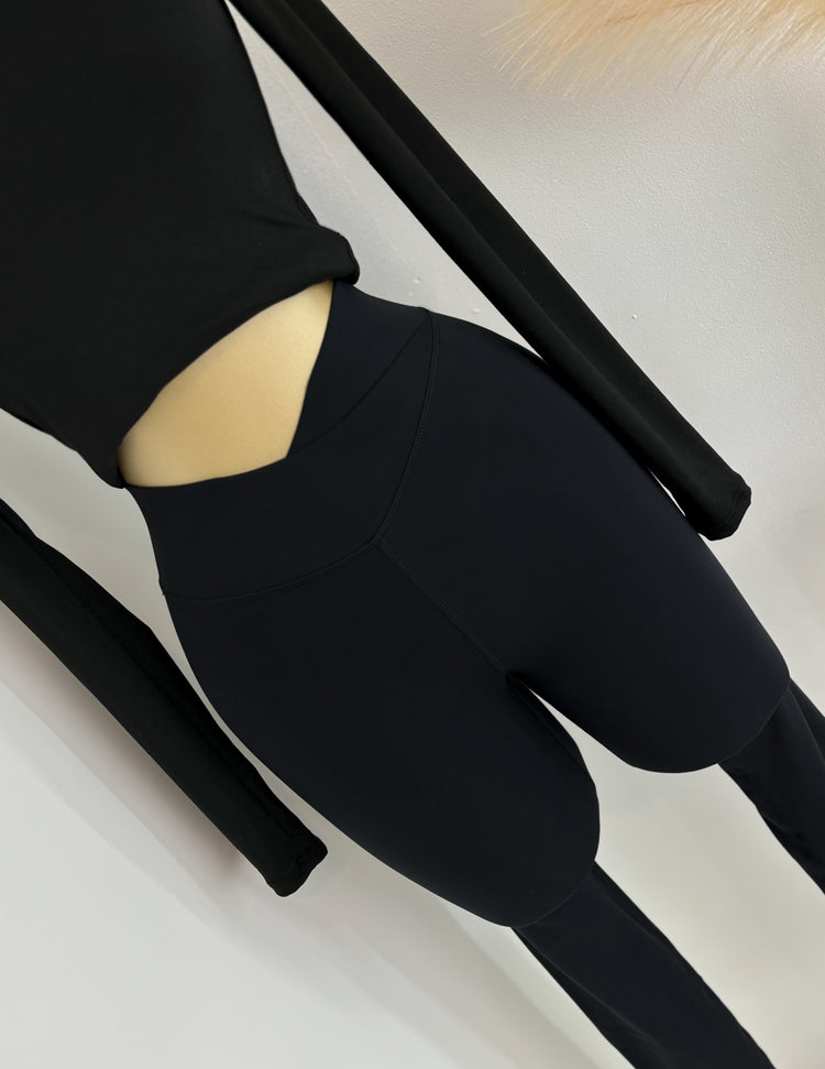 Snatched Crossover Leggings In Black